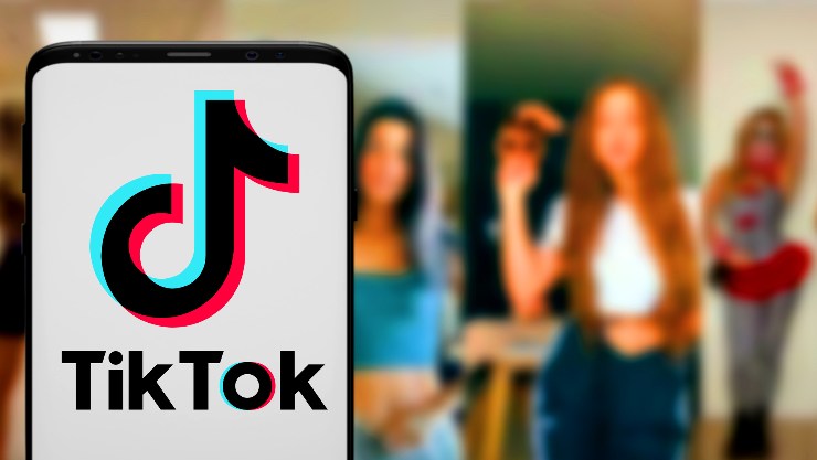 Ragazze ballano nell'app di TikTok
