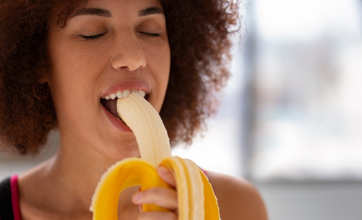 Donna che mangia una banana