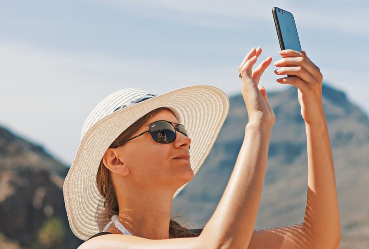 Illustrazione di una donna mentre fa un selfie in montagna (Pixabay FOTO) - www.sciencecue.it