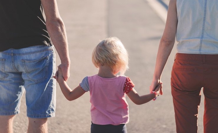 bambina bionda con genitori