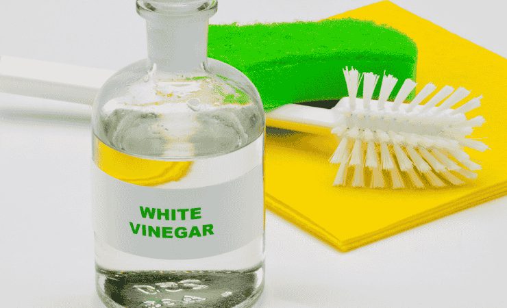 aceto bianco con spatola e pezze