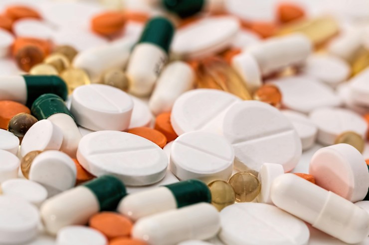 Illustrazione di alcuni medicinali (pexels FOTO) - sciencecue.it