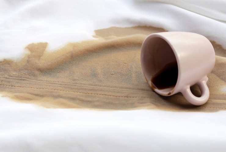 Illustrazione di un lenzuolo macchiato (canva FOTO) - sciencecue.it