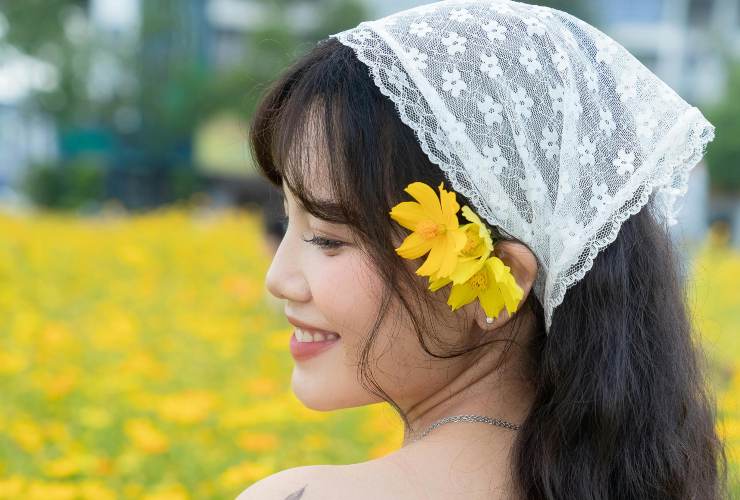 Illustrazione di una ragazza con un fiore (Pexels FOTO) - sciencecue.it