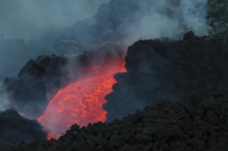 Vulcano esplosione scatta allarme esplosione violenta