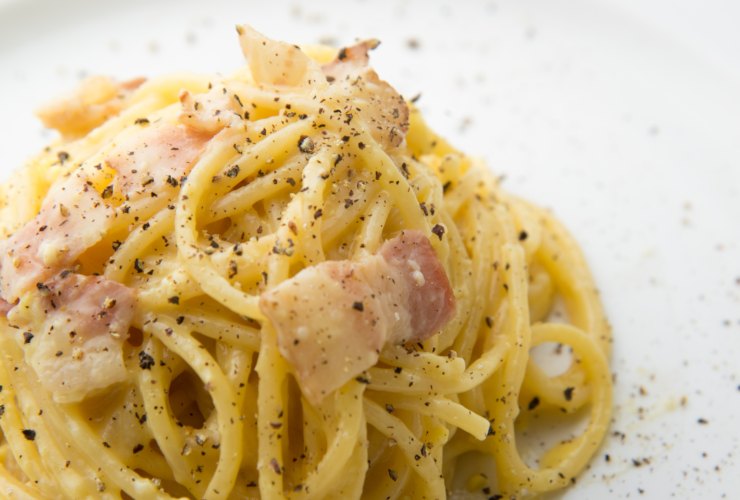 Illustrazione di una carbonara appena servita (Canva FOTO) - sciencecue.it