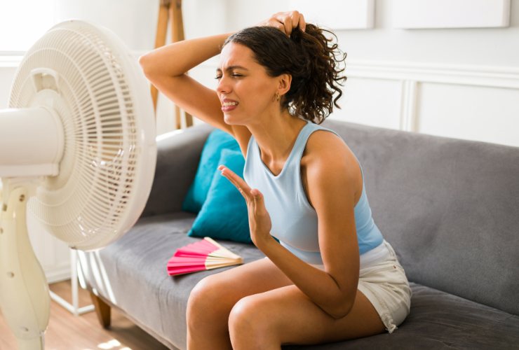 Illustrazione di una donna che muore di caldo (Canva FOTO) - sciencecue.it