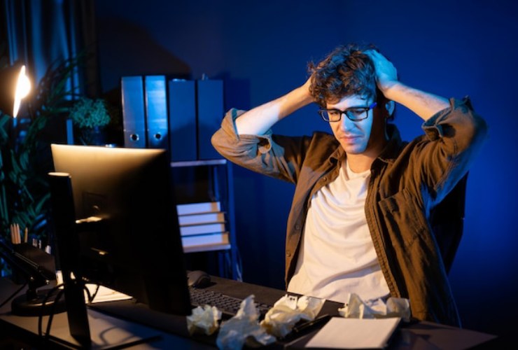 Giovane uomo al pc disperato