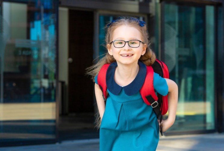 Bimba che ritorna a scuola