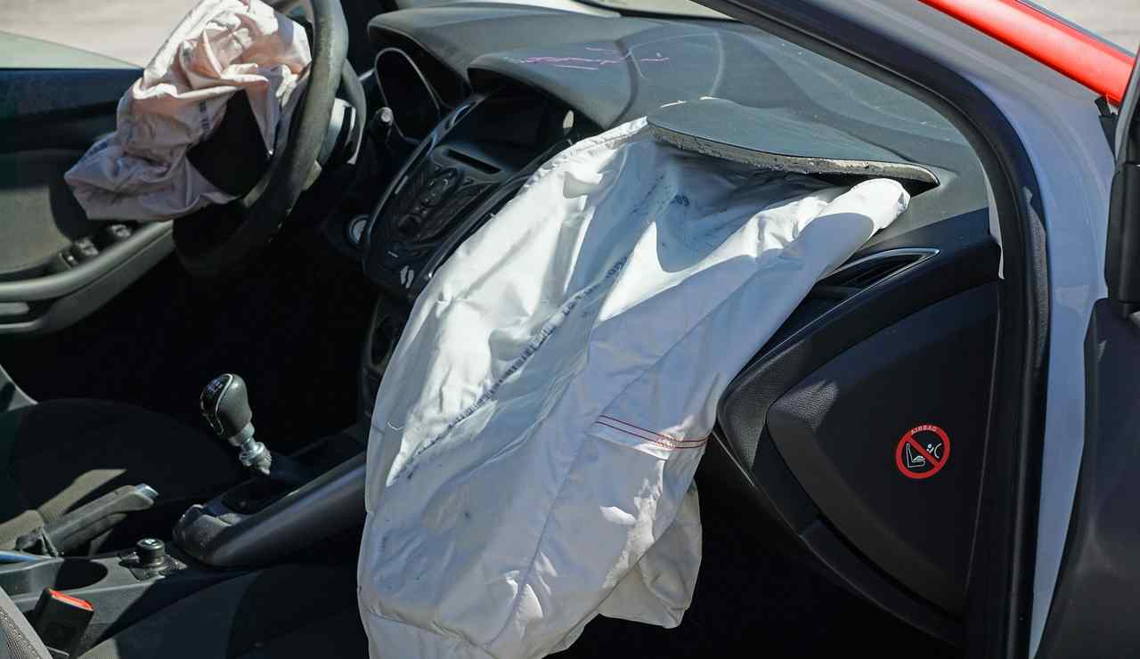 Airbag in un crash test (Pixabay foto) - www.sciencecue.it