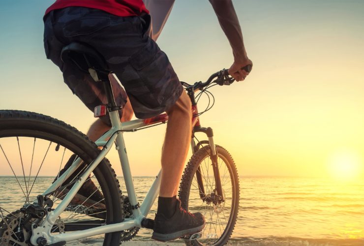 Illustrazione di una persona in bici (Canva FOTO) - sciencecue.it