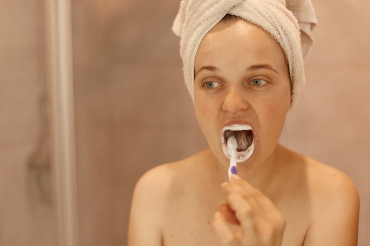 Donna che si lava i denti