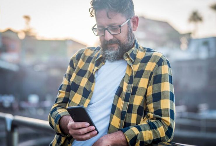 Uomo al cellulare