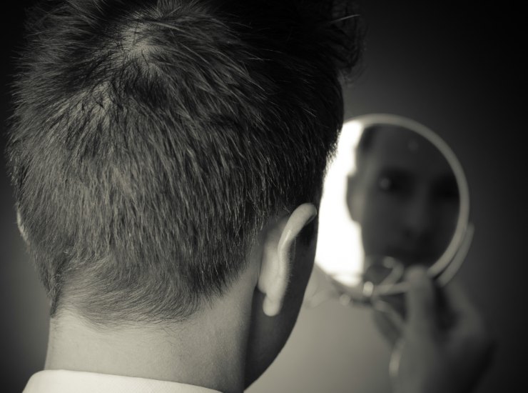 Illustrazione di una persona mentre si specchia (Canva FOTO) - sciencecue.it 