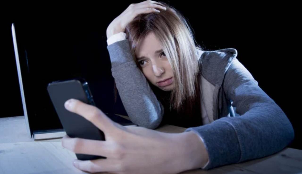 Ragazza triste con smartphone (Depositphotos foto) - www.sciencecue.it