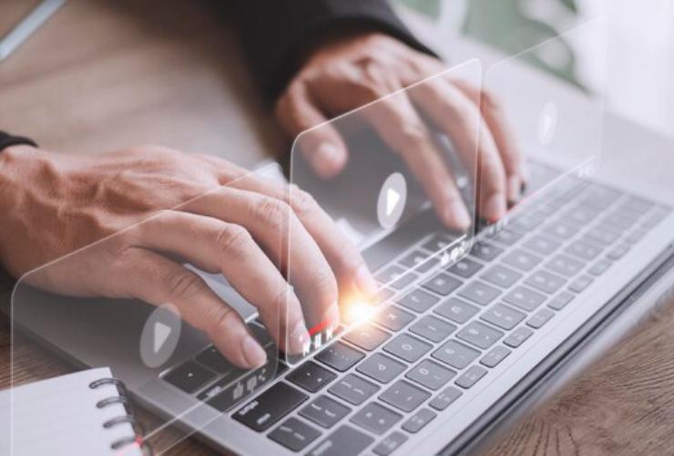Persona che controlla online