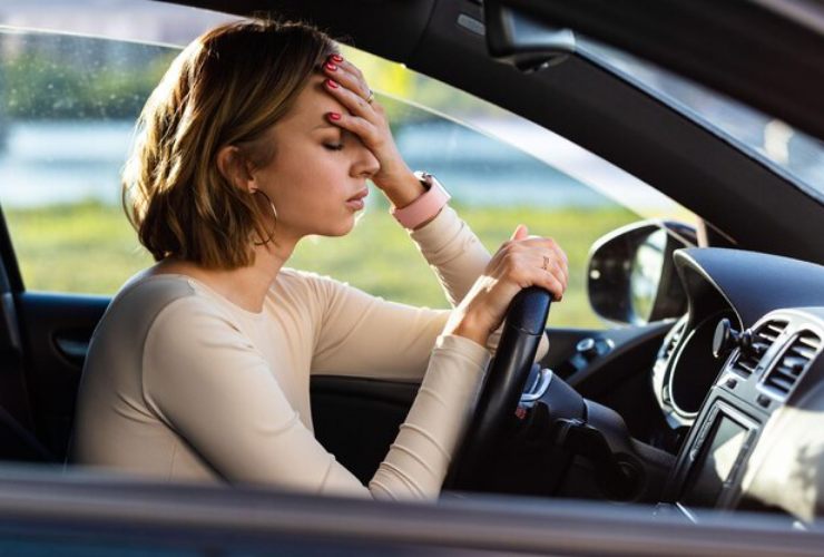 Donna esaurita nel traffico