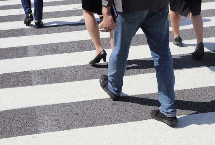 Persone che attraversano sulle strisce