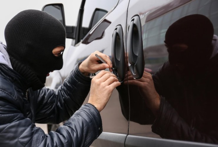 Uomo che scassina auto