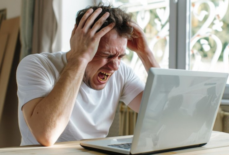 Persona disperata al pc