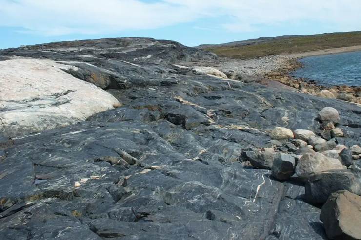 La cintura di rocce che sorge in Canada
