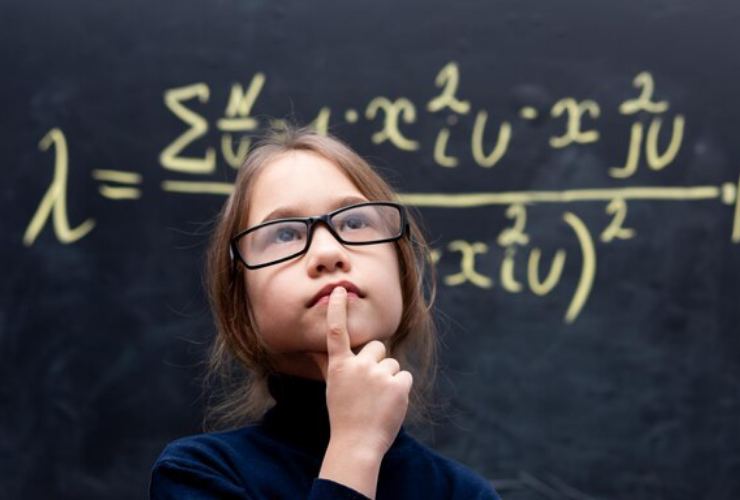 Ragazzina che risolve espressioni