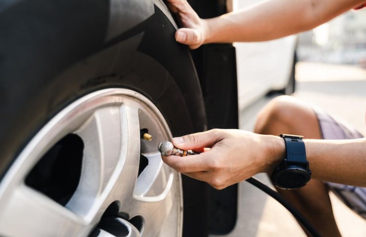 Persona che gonfia pneumatici