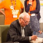 Piero Angela durante il firma-copie