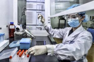 Operatrice in un laboratorio biologico