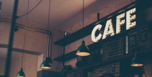scritta led CAFE di un bar cittadino
