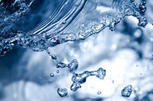 acqua in un metallo dorato