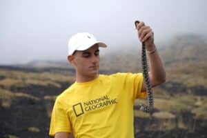 Sebastian Colnaghi con un esemplare di vipera aspis hugyi in Sicilia