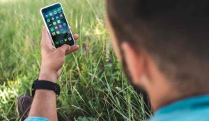 Ragazzo con iPhone in mano
