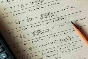 Espressioni matematiche con una calcolatrice scientifica un temperino e una matita (Pixabay Foto) - www.sciencecue.it