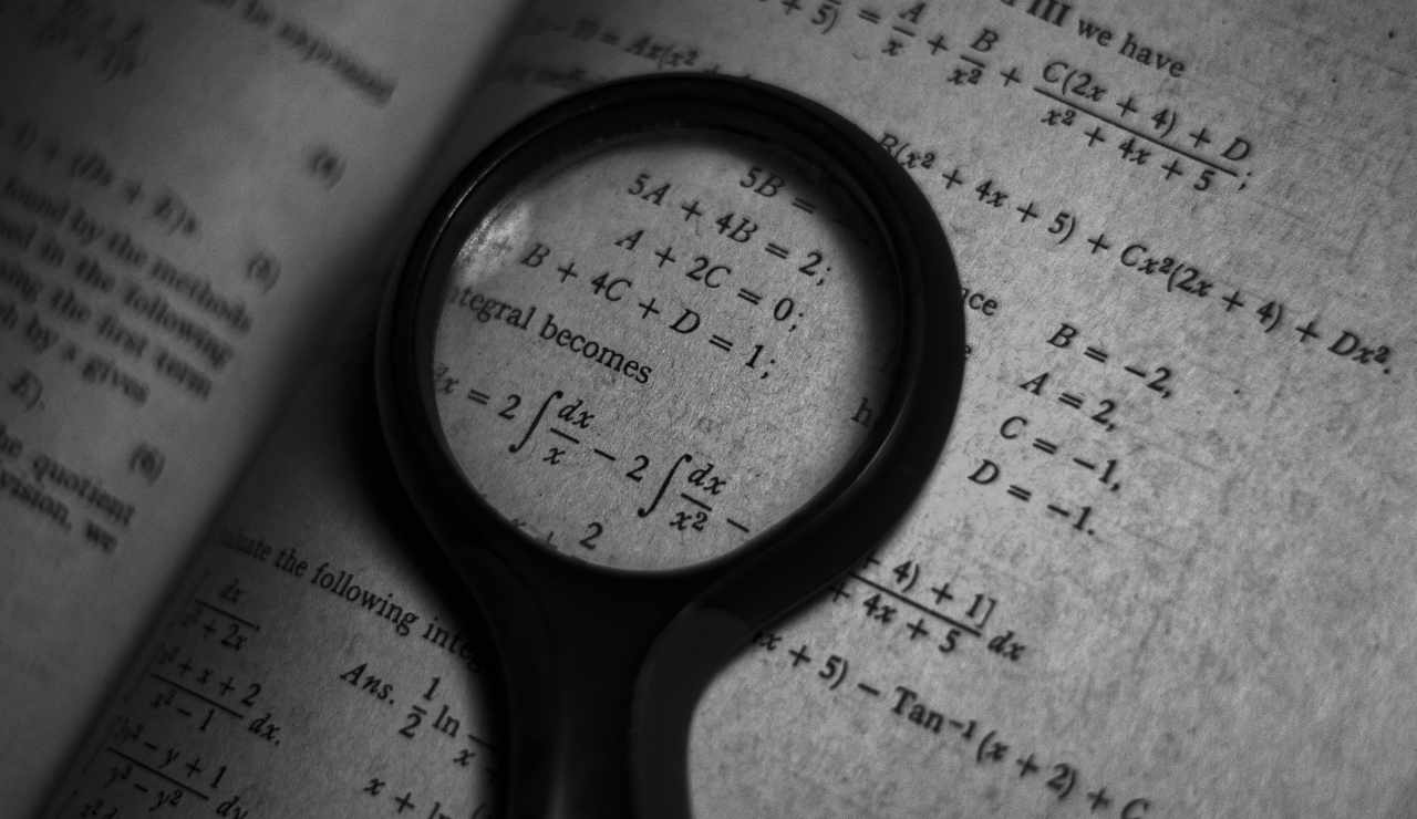 Illustrazione di un libro di matematica (Pexels FOTO) - www.sciencecue.it