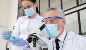 Scienziati in laboratorio