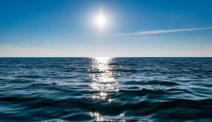oceano blu col sole