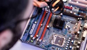 Pezzi di un vecchio computer