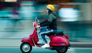 ragazzo su scooter