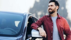 Uomo con auto