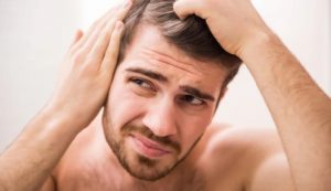 Uomo e comparsa capelli bianchi