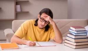 Uomo fa un quiz di logica