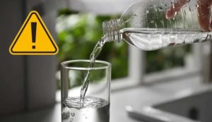 Bicchiere d'acqua e pericoli (Depositphotos foto)