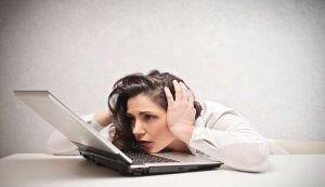 donna affranta al pc
