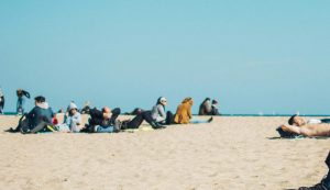 gente in spiaggia