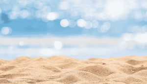 spiaggia con mare blu