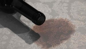 Vino rosso rovesciato sulla tovaglia