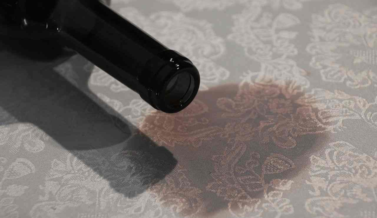 Vino rosso rovesciato sulla tovaglia