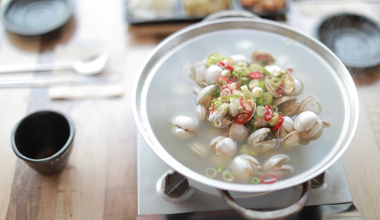 Illustrazione di una zuppa di vongole (Pixabay FOTO) - sciencecue.it
