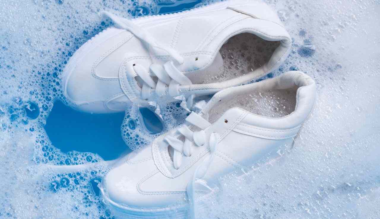 Scarpe pulite e bianche